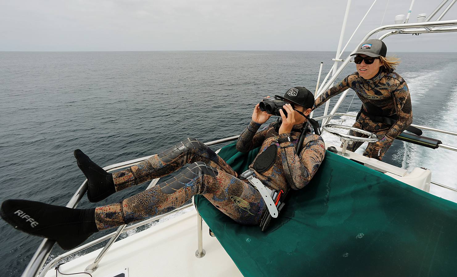 A principios de septiembre, Ryder Devoe, de 19 años, emergió de las azules aguas de San Diego con su neopreno de camuflaje, gritando: «lo atrapé». Un hermoso ejemplar de atún rojo de más de 90 kilos, una especie que apenas se veía en las costas californianas desde hacía décadas, había sido alcanzado por su arpón. Devoe, a quien además del buceo libre también apasiona el surf, se siente feliz. «Este año mi objetivo es cabalgar las olas más grandes de México y capturar otro atún de aleta amarilla.»