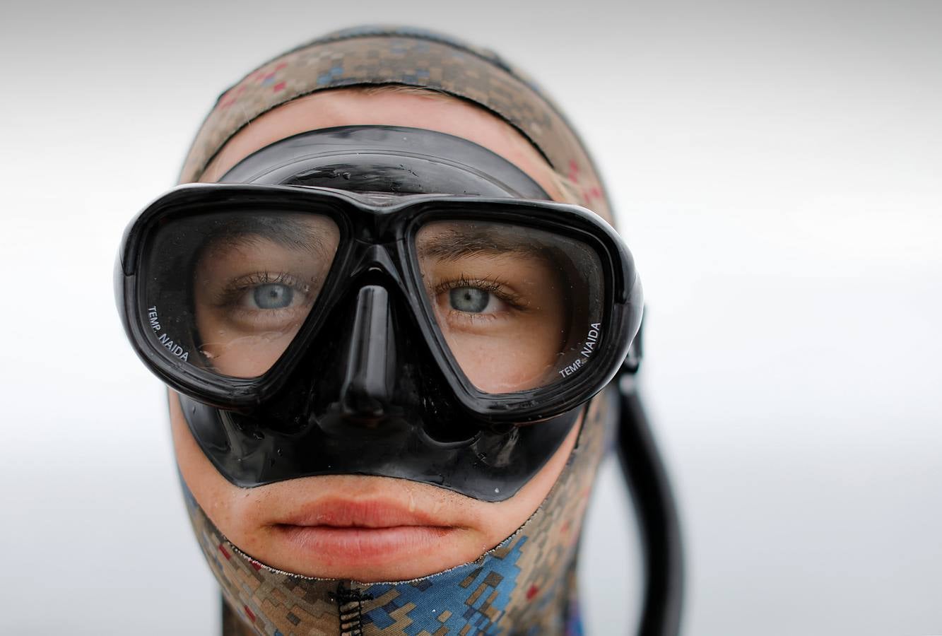 A principios de septiembre, Ryder Devoe, de 19 años, emergió de las azules aguas de San Diego con su neopreno de camuflaje, gritando: «lo atrapé». Un hermoso ejemplar de atún rojo de más de 90 kilos, una especie que apenas se veía en las costas californianas desde hacía décadas, había sido alcanzado por su arpón. Devoe, a quien además del buceo libre también apasiona el surf, se siente feliz. «Este año mi objetivo es cabalgar las olas más grandes de México y capturar otro atún de aleta amarilla.»