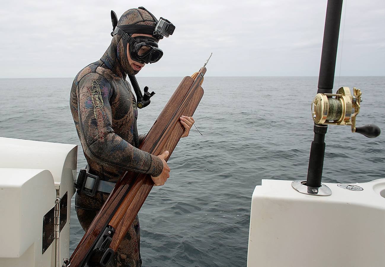 A principios de septiembre, Ryder Devoe, de 19 años, emergió de las azules aguas de San Diego con su neopreno de camuflaje, gritando: «lo atrapé». Un hermoso ejemplar de atún rojo de más de 90 kilos, una especie que apenas se veía en las costas californianas desde hacía décadas, había sido alcanzado por su arpón. Devoe, a quien además del buceo libre también apasiona el surf, se siente feliz. «Este año mi objetivo es cabalgar las olas más grandes de México y capturar otro atún de aleta amarilla.»