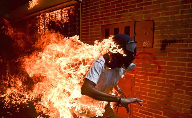 Joven envuelto en llamas durante las protestas contra Nicolás Maduro.