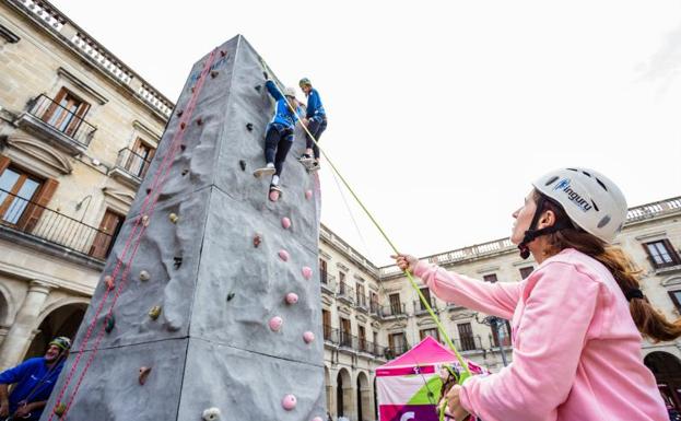 Un rocódromo en la plaza de España para simbolizar el Día Mundial contra el Cáncer de Mama