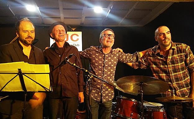 Saludos antes del bis de Mas, Olejniczak, Tejada y Barrueta.