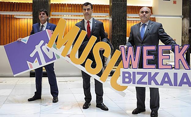 Josu Zubiaga, vicenconsejero de Seguridad del Gobierno Vasco, Miguel Ángel Gómez, responsable foral de Transportes, y Tomás del Hierro, concejal de Seguridad del Ayuntamiento de Bilbao, durante la presentación del dispositivo.