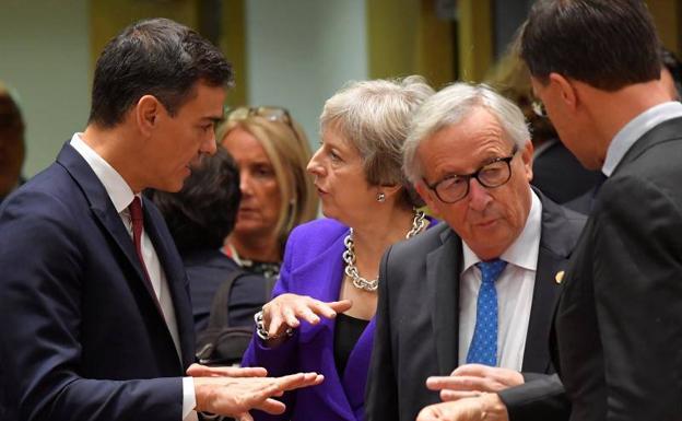 Pedro Sánchez habla con Theresa May y Jean-Claude Juncker en la segunda jornada de la cumbre europea de Bruselas. 