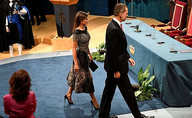Los Reyes, entran en el teatro Campoamor para presidir los Premios Princesa de Asturias