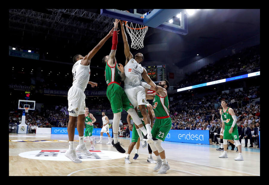 Las mejores fotografías del patido entre el Real Madrid y el Baskonia correspondiente a la tercera jornada de la Euroliga.