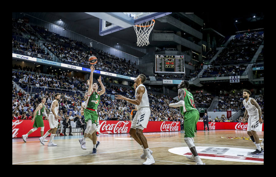 Las mejores fotografías del patido entre el Real Madrid y el Baskonia correspondiente a la tercera jornada de la Euroliga.