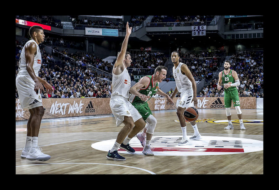 Las mejores fotografías del patido entre el Real Madrid y el Baskonia correspondiente a la tercera jornada de la Euroliga.