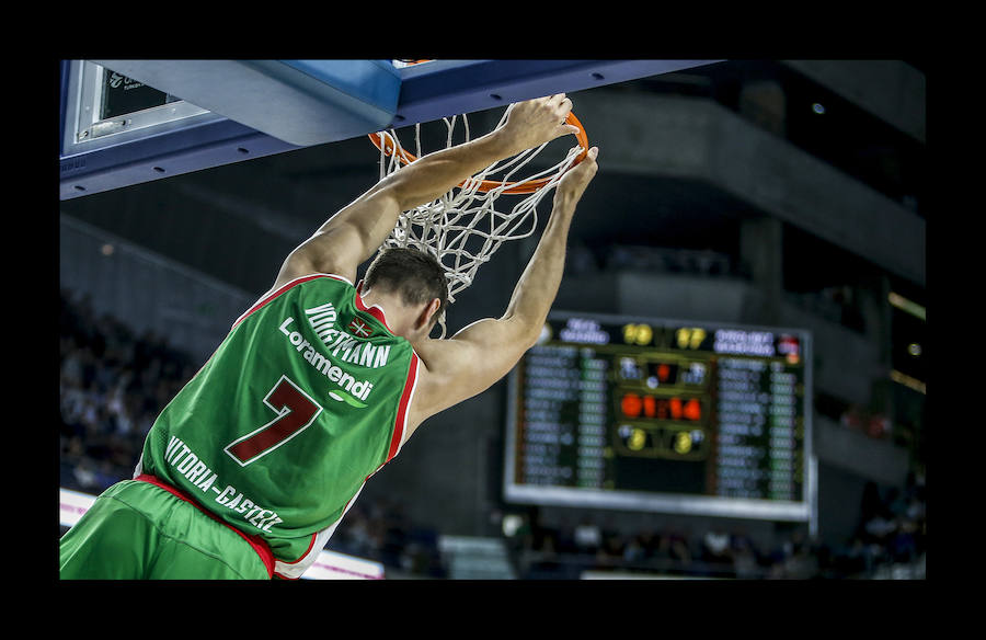 Las mejores fotografías del patido entre el Real Madrid y el Baskonia correspondiente a la tercera jornada de la Euroliga.