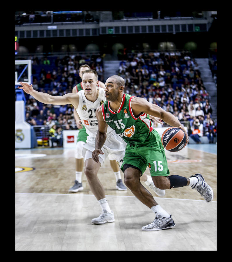 Las mejores fotografías del patido entre el Real Madrid y el Baskonia correspondiente a la tercera jornada de la Euroliga.