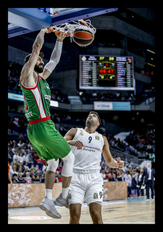 Las mejores fotografías del patido entre el Real Madrid y el Baskonia correspondiente a la tercera jornada de la Euroliga.