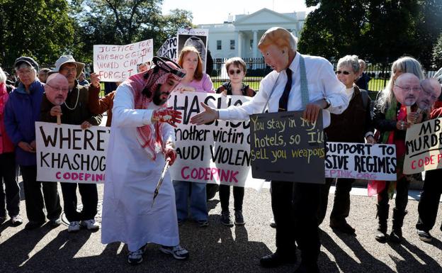 Activistas protestan frente a la Casa Blanca por la desaparición de Jamal Khashoggi. 