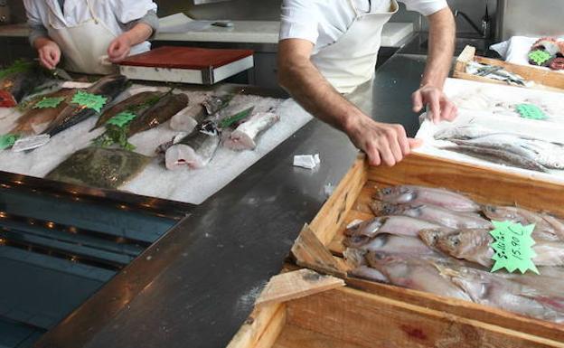 «Me pertenecéis, sois mis chicas», indicaba el propietario de la pescadería a sus empleadas.