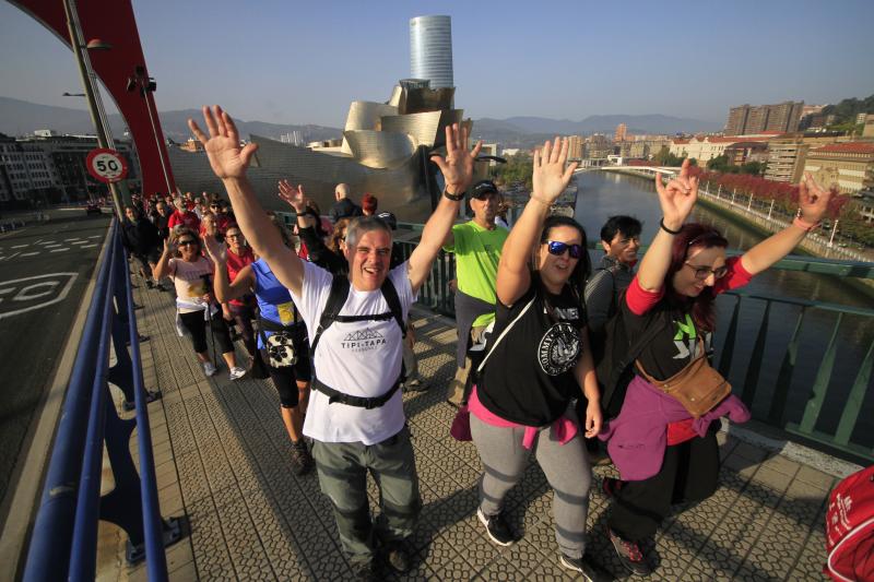 El puente de La Salve, abarrotado por la subida al monte.