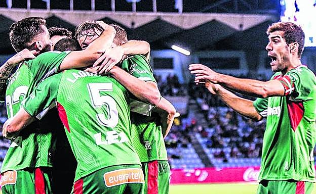 Manu García se acerca a sus compañeros para festejar el gol de la victoria ante el Celta en Balaídos. 