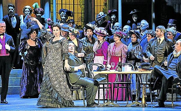París, finales del siglo XIX. Una multitudinaria escenade 'La Bohème', la obra másrepresentada de Puccini.