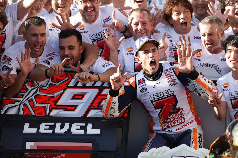 Marc Márquez celebra el título. 