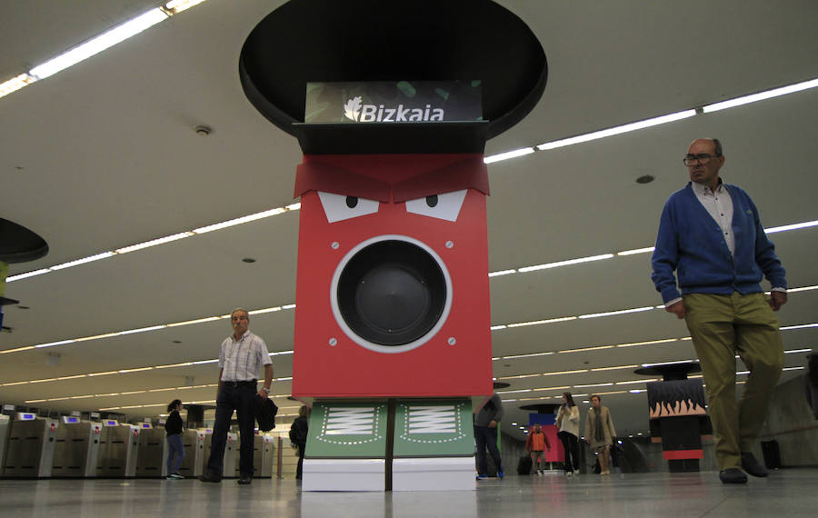 Seis altavoces en la estación de San Mamés anuncian que ya queda menos para los premios MTV.