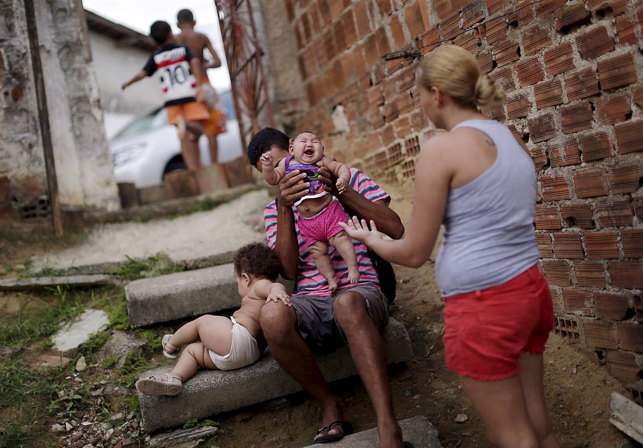 Tres años después de que un brote de zika en Brasil causara miles de casos de microcefalia y otros problemas en los recién nacidos, el primer virus transmitido por mosquitos que daña a los fetos en desarrollo ha desaparecido de los titulares. Pero algunas madres que tuvieron hijos con problemas han sido abandonadas por sus maridos y luchan por sobrevivir con un cheque mensual por discapacidad de poco más de 250 dólares. 