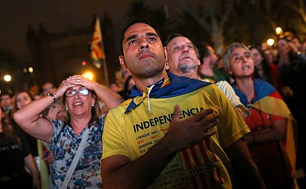 Un ciudadano independentista, compungido después de que Puigdemont declarase la independencia y la revocase poco después.