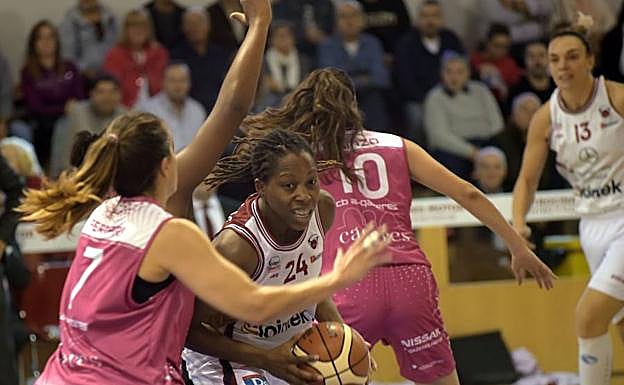 Roundtree, una de las destacadas, ataca la posición de la uruguaya Ferrari.