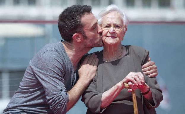 El actor Daniel Guzmán besa a su abuela.