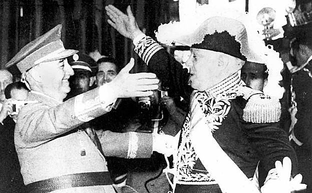 Franco y Trujillo se abrazan durante una visita a España del dictador dominicano. 