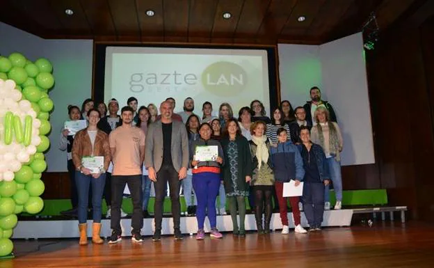 El alcalde Josu Bergara y la consejera de Empleo y Políticas Sociales, Beatriz Artolazabal, presenciaron ayer el evento de clausura. 