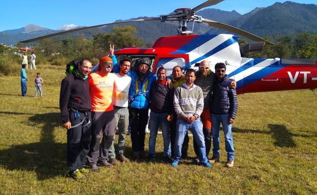 Bernal junto a sus compañeros y el equipo de rescate.