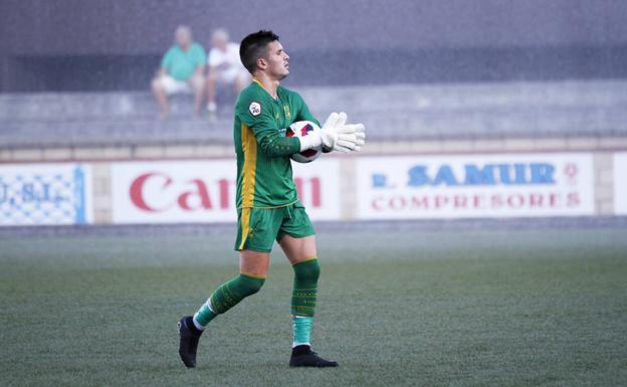 Errasti busca con la mirada un compañero a quien enviar la pelota. 