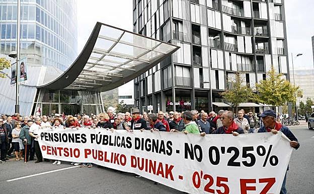 Pensionistas protestan en Bilbao contra la pobreza energética.