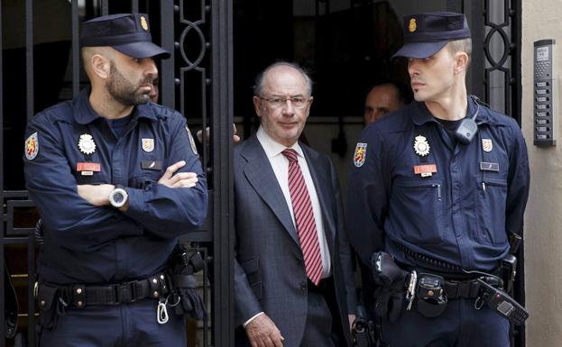 Imagen de archivo de Rodrigo Rato saliendo de su despacho en Madrid tras el registro de la Policía en 2015.