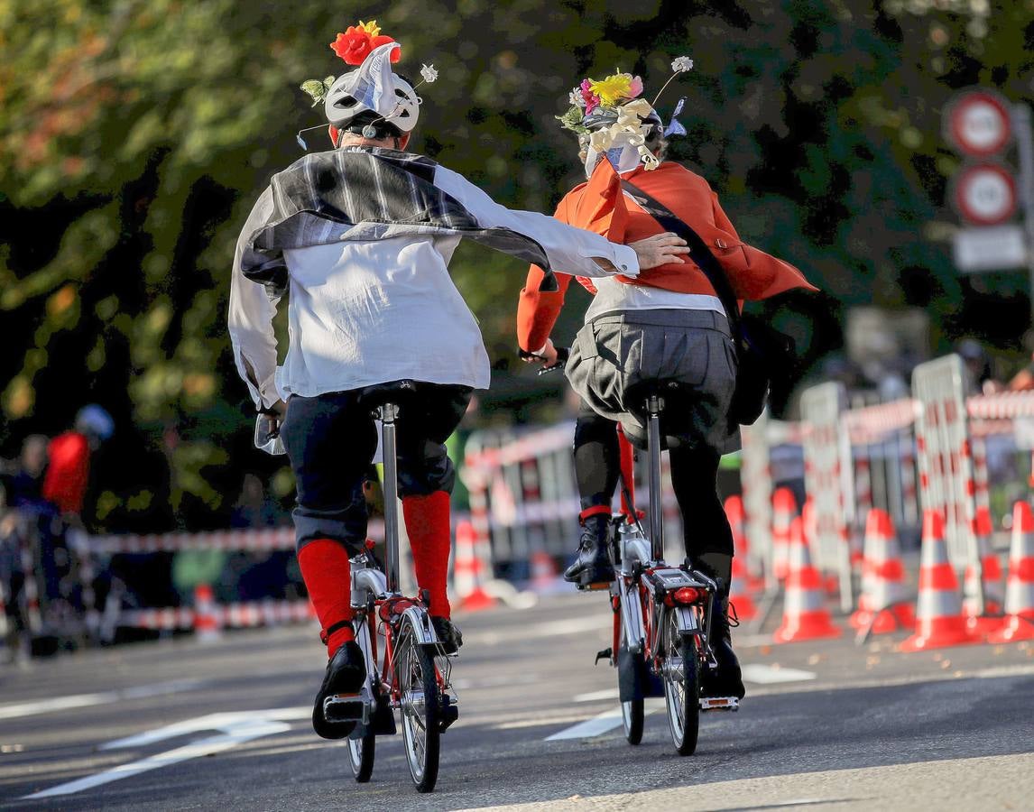 Participar en una competición de bicicletas Brompton es una cuestión de estilo. En el último evento de este tipo, celebrado en Berna, Suiza, los participantes, que cubrieron una distancia de 10 kilómetros, tomaron la salida al estilo Le Mans, es decir, lanzándose a la carrera sobre sus monturas. Pero no lo hicieron vestidos con chirriantes prendas de lycra. Una competición Brompton exige seguir ciertos códigos de vestimenta porque la apariencia es tan importante como ganar.