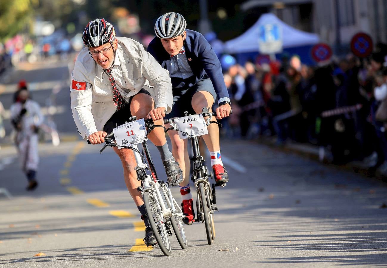 Participar en una competición de bicicletas Brompton es una cuestión de estilo. En el último evento de este tipo, celebrado en Berna, Suiza, los participantes, que cubrieron una distancia de 10 kilómetros, tomaron la salida al estilo Le Mans, es decir, lanzándose a la carrera sobre sus monturas. Pero no lo hicieron vestidos con chirriantes prendas de lycra. Una competición Brompton exige seguir ciertos códigos de vestimenta porque la apariencia es tan importante como ganar.