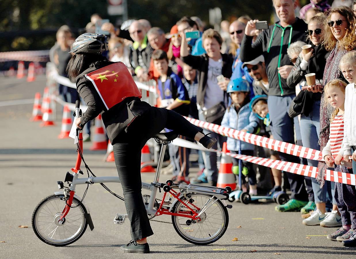 Participar en una competición de bicicletas Brompton es una cuestión de estilo. En el último evento de este tipo, celebrado en Berna, Suiza, los participantes, que cubrieron una distancia de 10 kilómetros, tomaron la salida al estilo Le Mans, es decir, lanzándose a la carrera sobre sus monturas. Pero no lo hicieron vestidos con chirriantes prendas de lycra. Una competición Brompton exige seguir ciertos códigos de vestimenta porque la apariencia es tan importante como ganar.