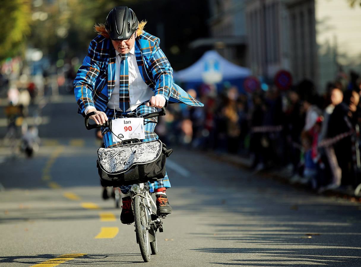 Participar en una competición de bicicletas Brompton es una cuestión de estilo. En el último evento de este tipo, celebrado en Berna, Suiza, los participantes, que cubrieron una distancia de 10 kilómetros, tomaron la salida al estilo Le Mans, es decir, lanzándose a la carrera sobre sus monturas. Pero no lo hicieron vestidos con chirriantes prendas de lycra. Una competición Brompton exige seguir ciertos códigos de vestimenta porque la apariencia es tan importante como ganar.