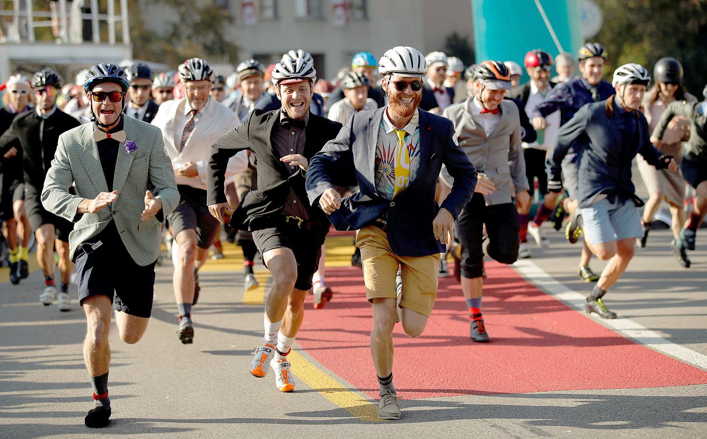 Participar en una competición de bicicletas Brompton es una cuestión de estilo. En el último evento de este tipo, celebrado en Berna, Suiza, los participantes, que cubrieron una distancia de 10 kilómetros, tomaron la salida al estilo Le Mans, es decir, lanzándose a la carrera sobre sus monturas. Pero no lo hicieron vestidos con chirriantes prendas de lycra. Una competición Brompton exige seguir ciertos códigos de vestimenta porque la apariencia es tan importante como ganar.