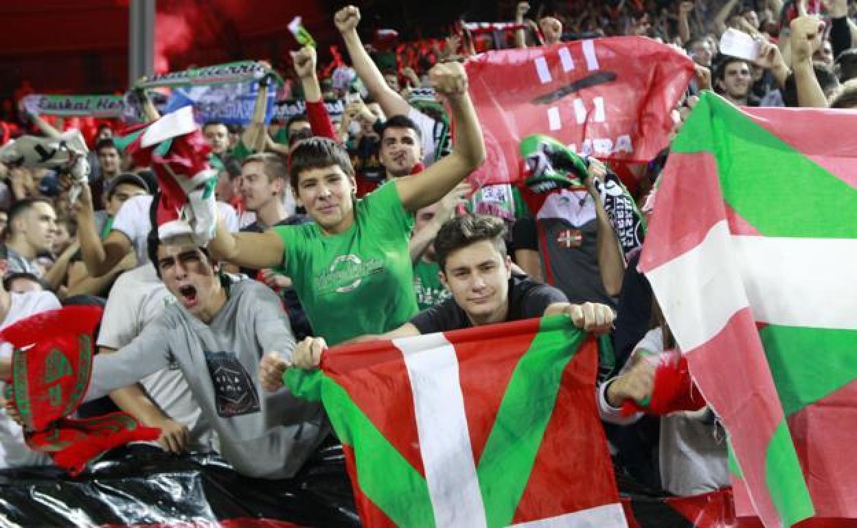 Los aficionados, en la grada de Mendizorroza durante el Euskadi - Venezuela. 