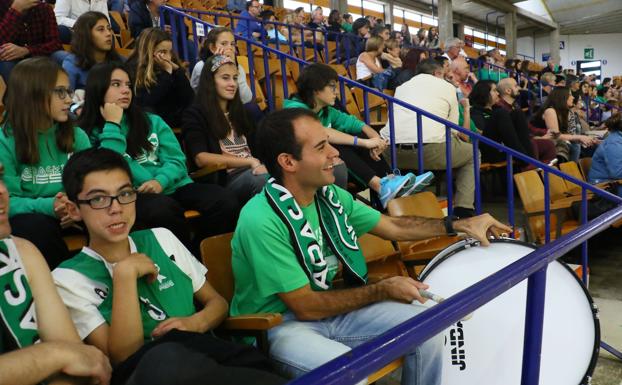 La afición de Araski es fiel a su equipo en los partidos de Mendizorroza