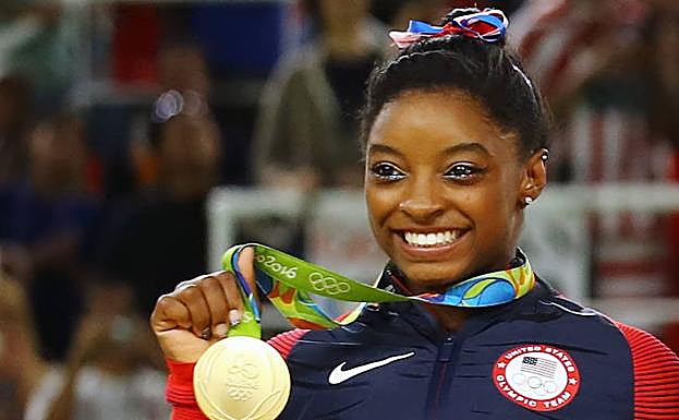 Simone Biles, con uno de los cinco oros que ganó en los Juegos de Río.