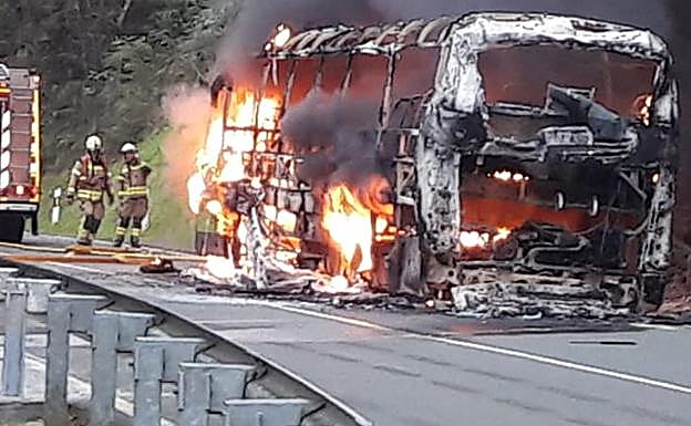 Los Bomberos tratan de sofocar las llamas.