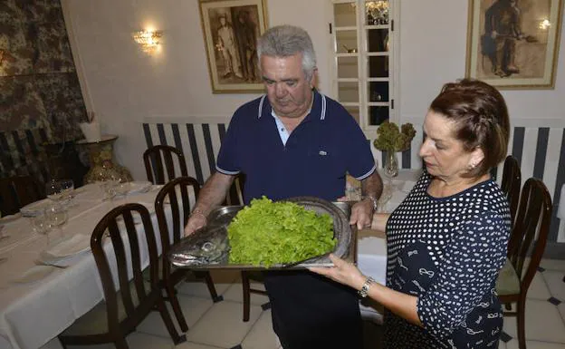 Pedro Román y Marifeli Echevarrieta, en el comedor.