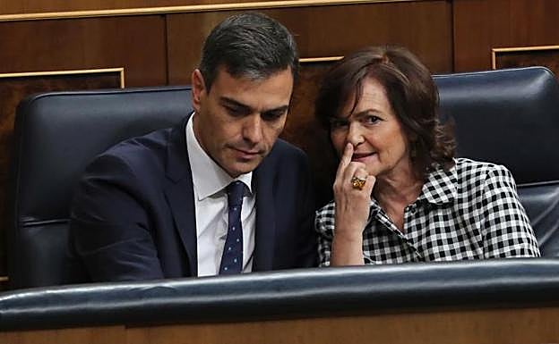 El presidente del Gobierno, Pedro Sánchez, conversa con la vicepresidenta del Ejecutivo, Carmen Calvo.