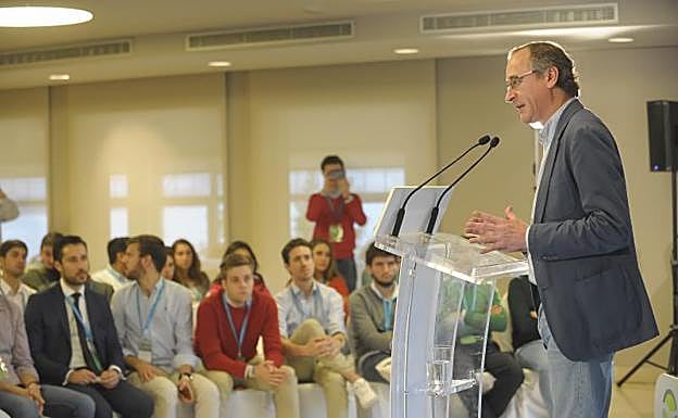 El presidente del PP vasco en unas jornadas organizadas por las nuevas generaciones de su partido en Getxo. 