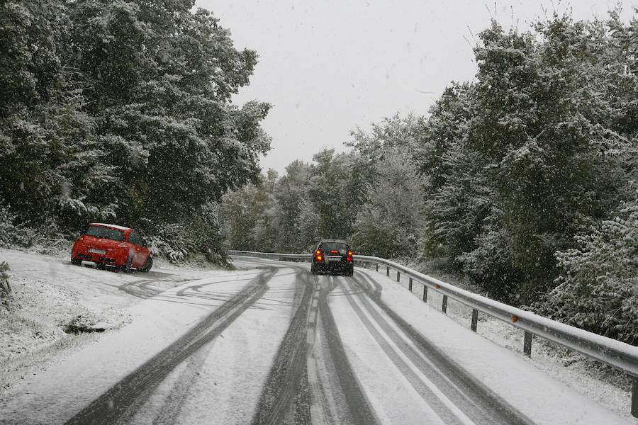 Fotos: El frío llega a Vitoria y la nieve a Álava