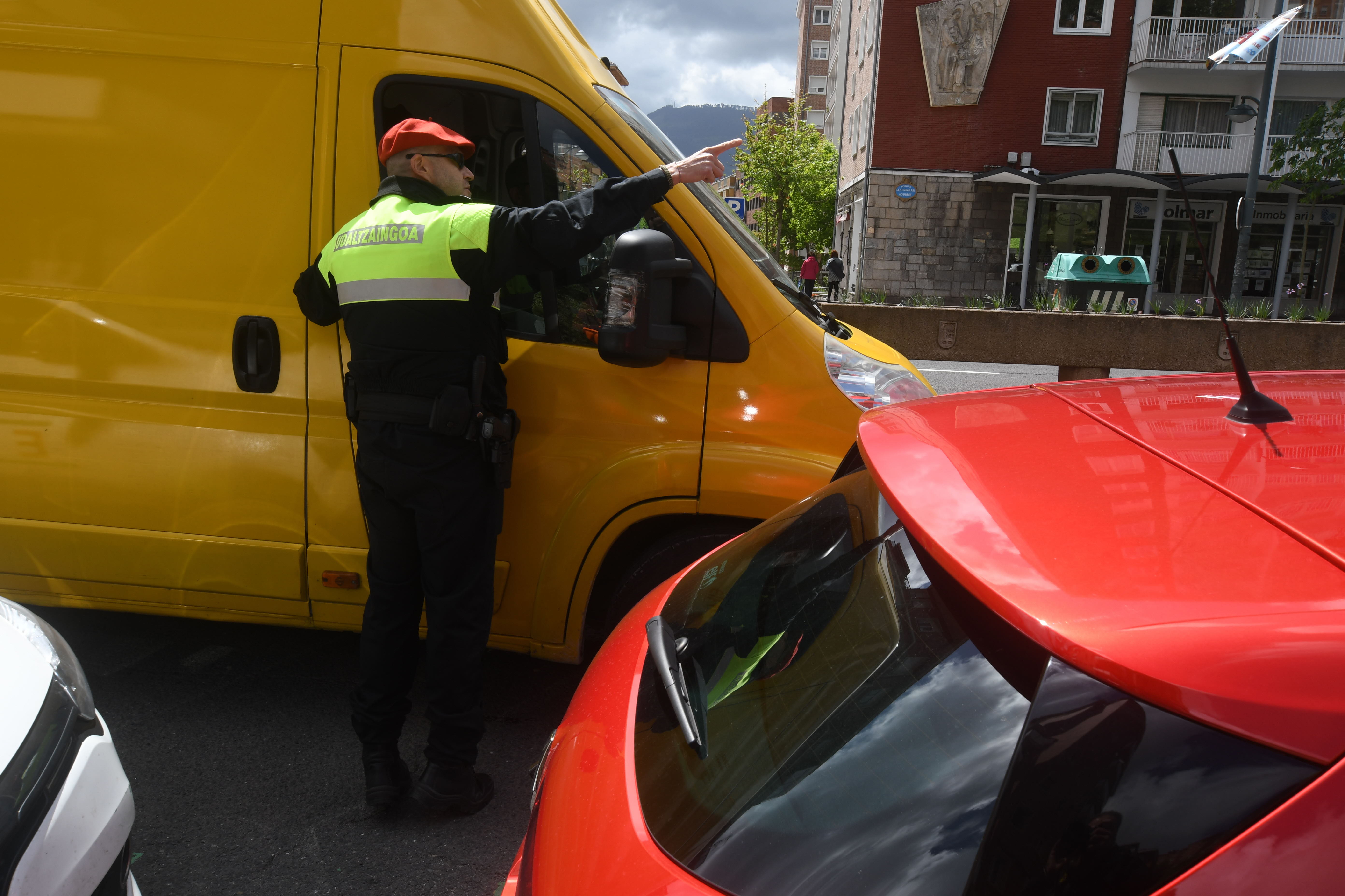 Un agente, durante una campaña especial para que los conductores respetaran los pasos de peatones. 