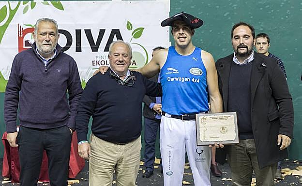 El aizkolari Aitzol Atutxa, tras ganar en el Labrit. 