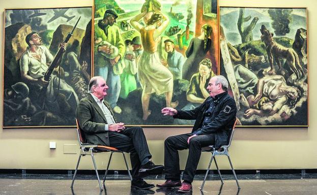 Antonio Rivera y Ramón Rabanera charlan a los pies del 'Tríptico de la guerra', de Aurelio Arteta, que se expone estos días en el Bellas Artes. 