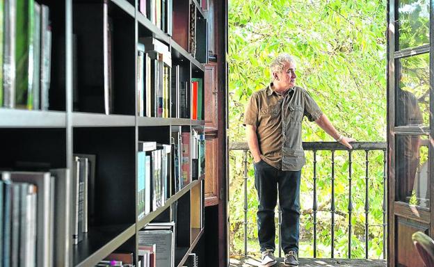 En su casa de la localidad alavesa de Zalduondo, «solo se comen las cerezas que da este árbol». 