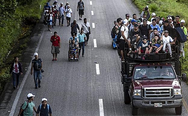 Un grupo de migrantes avanza a pie por Mapastepec, mientras que otros han podido subirse a camiones.